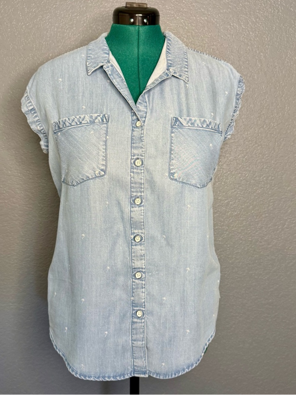 Jacks Girlfriend Sleeveless Chambray Button Down Shirt M Light Wash